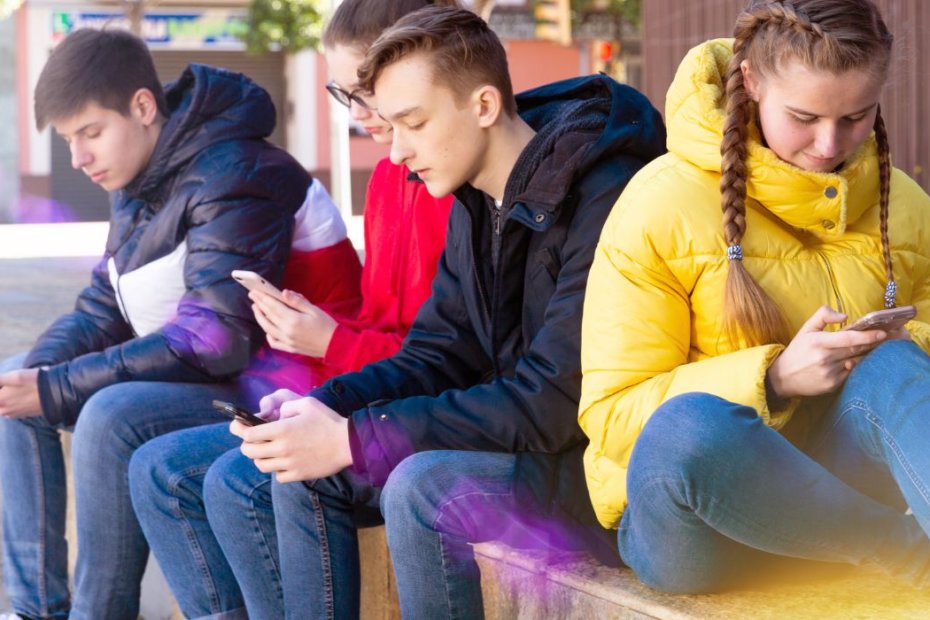 Students at lunchtime, glued to their smartphones.